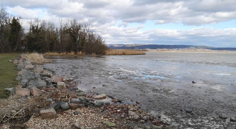 Kilengett a Balaton az erős szél miatt