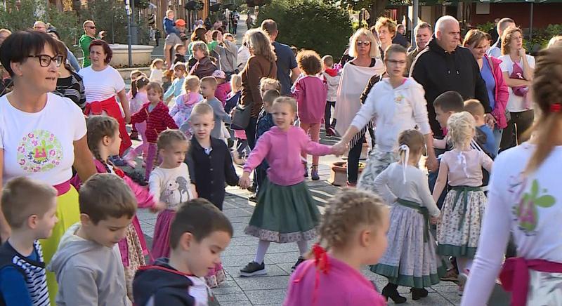 A népi játék hagyományt éltet és közösséget épít