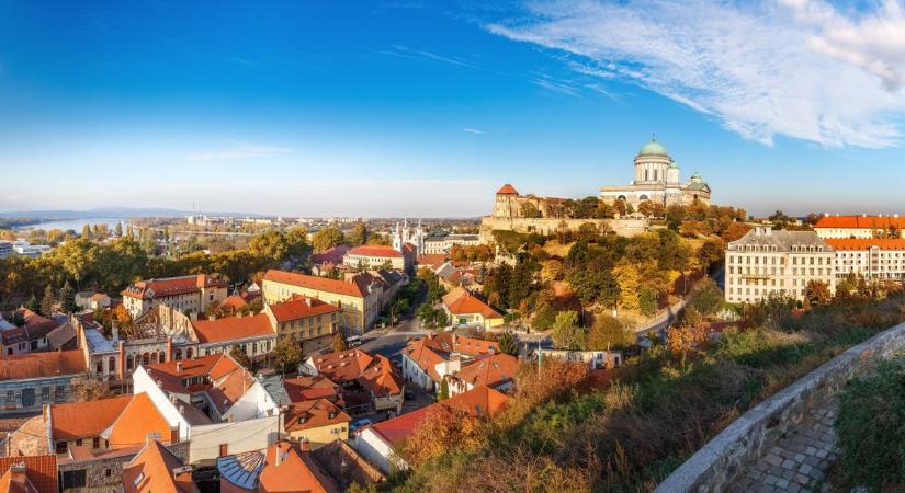 Lóháton érkeztek meg a középkori lovagok Esztergomba  videók