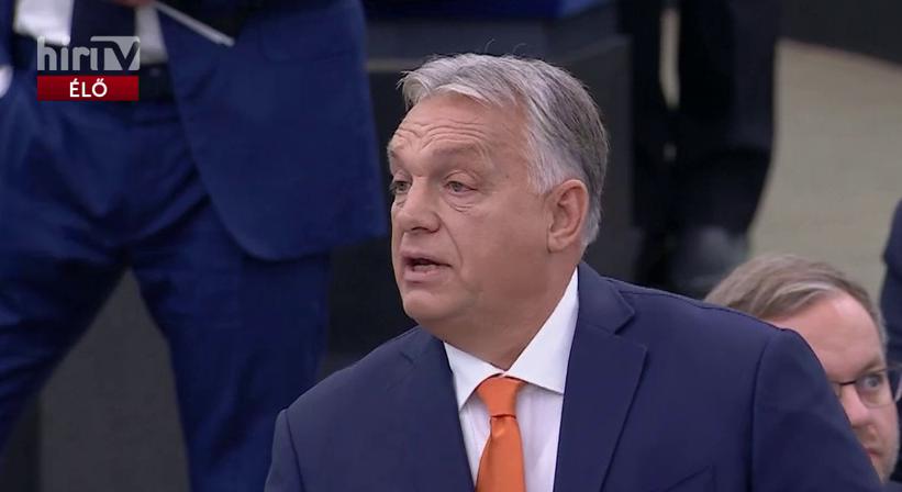 Így markolászta magát Magyar Péter Orbán Viktor beszéde alatt  videó