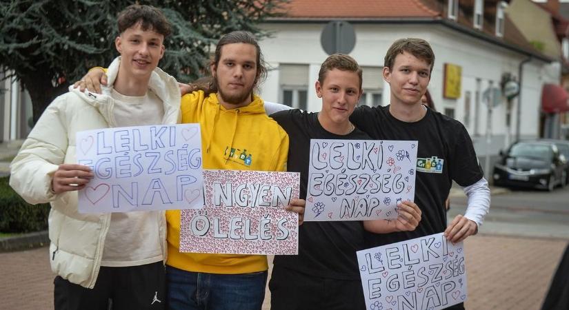 Ölelésre várták a gyöngyösieket a diákok a Lelki Egészség Világnapján