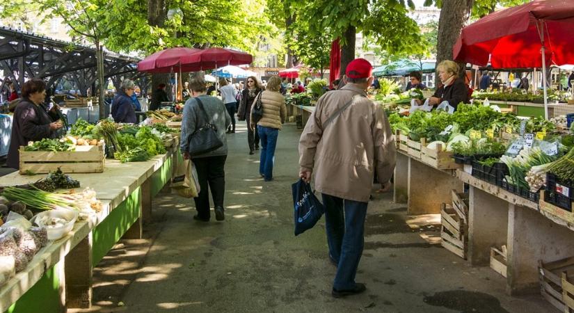 Miért választják a magyar szeniorok a piacot a hipermarket helyett? – És mit gondolnak az önkiszolgáló kasszákról?