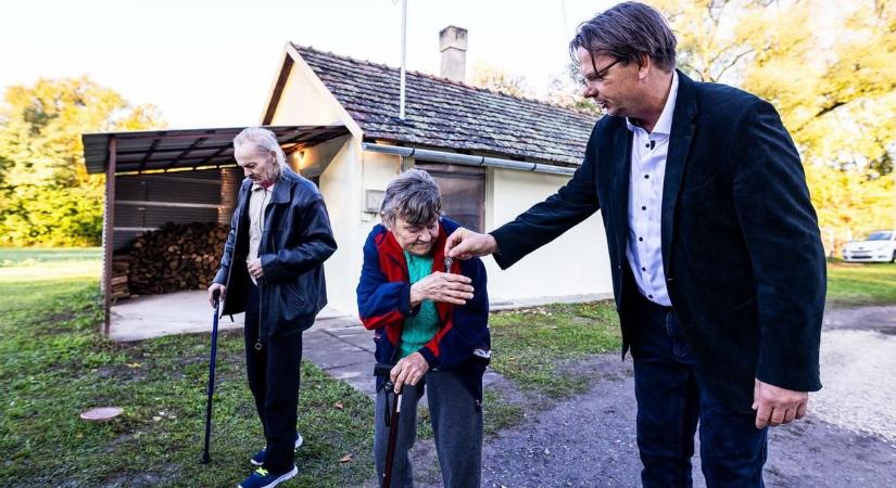 Öt nap alatt csodát tettek Balatonlellén, a tűzvész után otthonra lelt az idős házaspár