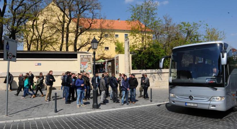 Megsemmisítette a budavári önkormányzat turistabuszok behajtását korlátozó rendeletét a Kúria