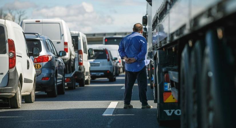 Brutális dugóra készüljön: az ország legforgalmasabb autópálya-szakaszán lesz felújítás hétfőtől