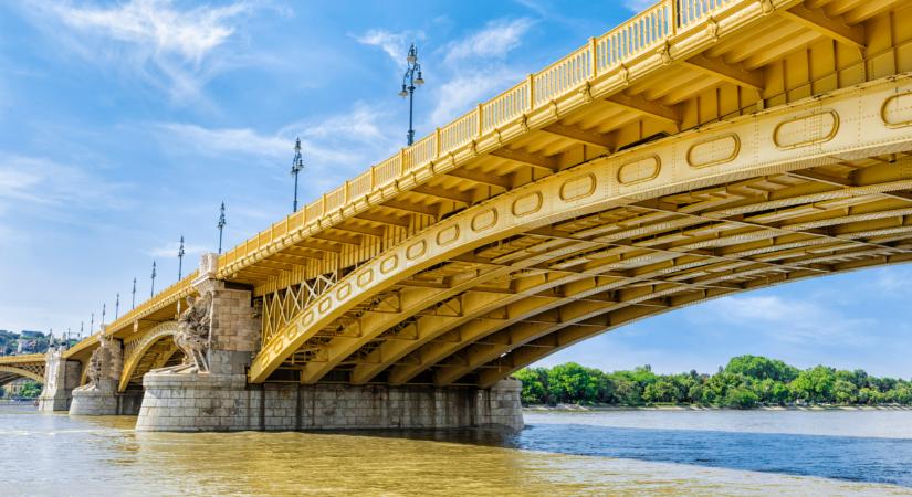 Lassabb lehet az átjutás a hétvégén Budapest két hídján: sávlezárások nehezítik a haladást