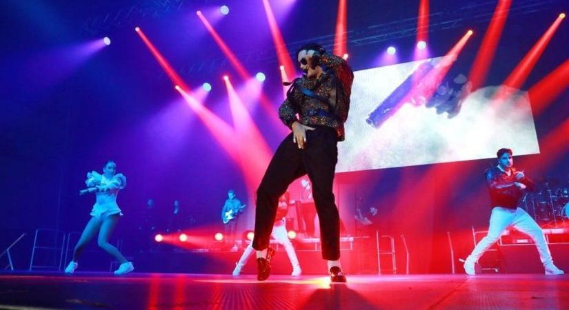 Michael Jackson slágerei, személyes tárgyai is Győrbe látogatnak – Képgaléria