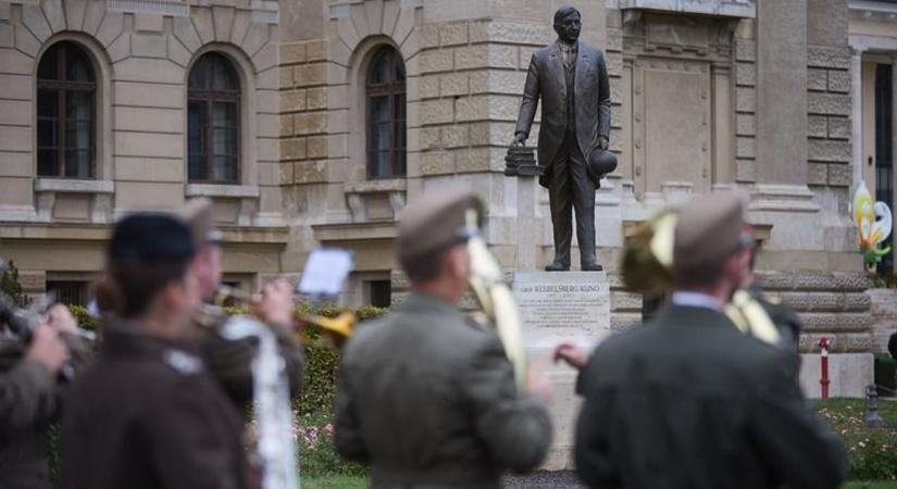 Koszorúzással emlékeztek Klebelsberg Kunóra a Debreceni Egyetemen – videóval