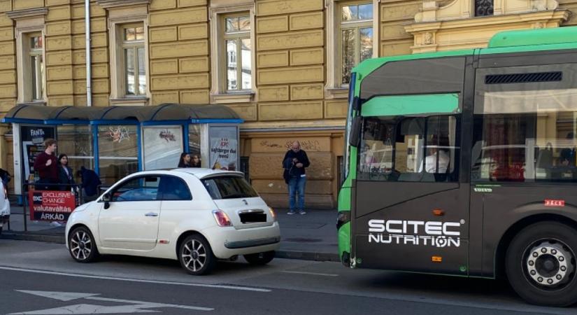 Busz és autó ment egymásnak a pécsi Árkádnál