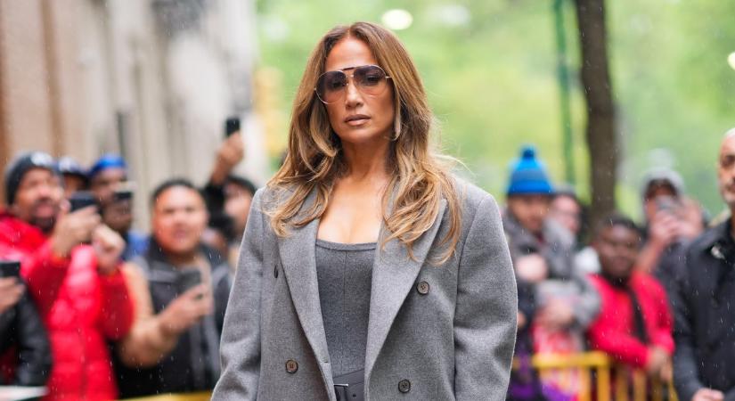 Jennifer Lopez újra trendteremtő: Őszi szezon kedvenc farmere a láthatáron