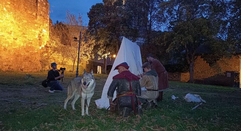 Az esztergomi vár udvarán éjszakáztak a lovasok  VIDEÓ