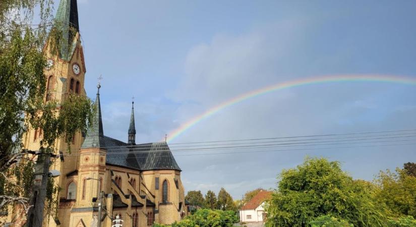 Csodálatos szivárvány jelent meg Jászkarajenő egén