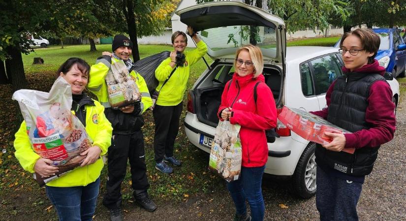 Kutyáknak, cicáknak vittek harapnivalót a tatabányai terepjárósok