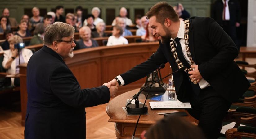 „Ha nincs jogköre, akkor mire akar három alpolgármestert?” – feszült hangulatban nyitotta a ciklust az új győri közgyűlés