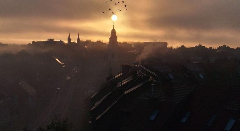 Festményszerű kép Zalaegerszeg hajnali égboltján