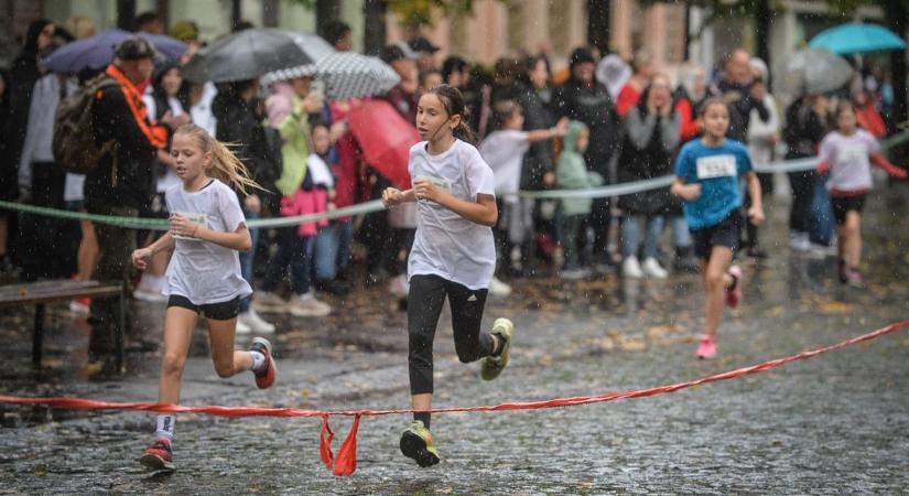 Fröccs az esőben: Gyöngyösön újra megtelt a Fő tér a Szüreti Futónapon