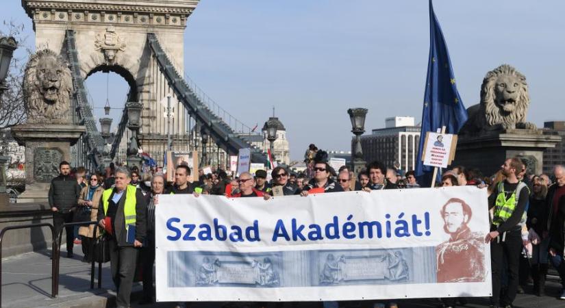 Újra mellőzik a kutatókat, a fejük felett alakítanák át az MTA-tól öt éve elszakított hálózatot