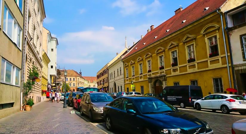 Drágább parkolást dugnának le a budapestiek torkán