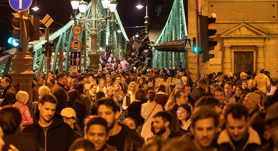 Több százan nézték a Fővám térről, hogyan rajzolnak drónok egy Szabadság szobrot Budapest fölé - fotók!