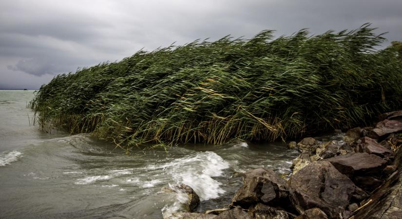 Az érkező ciklon szele „kibillenti” majd a Balaton vízszintjét