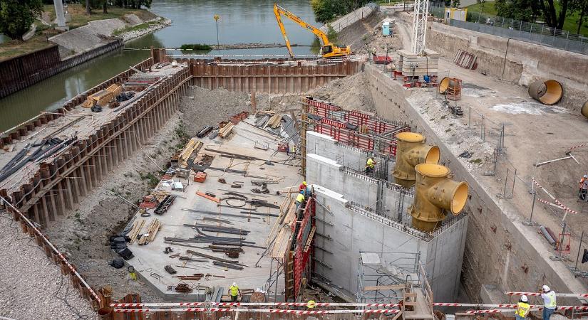 Hétméteres betonfal monstrumok épülnek a Duna medrében Budapestnél