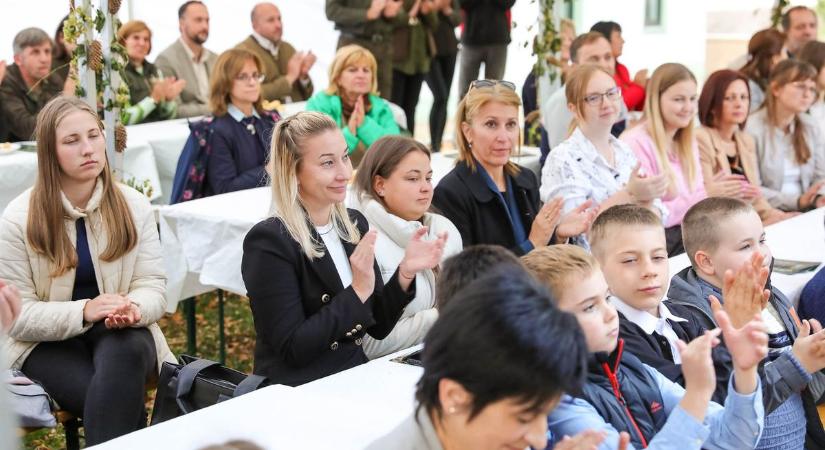 Erdei iskola: nyuszikkal és mókusokkal egy padban tanulhatnak a gyerekek Ravazdon