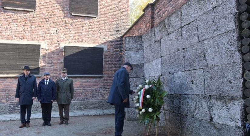 Auschwitzban emlékezett a holokauszt áldozataira a magyar köztársasági elnök