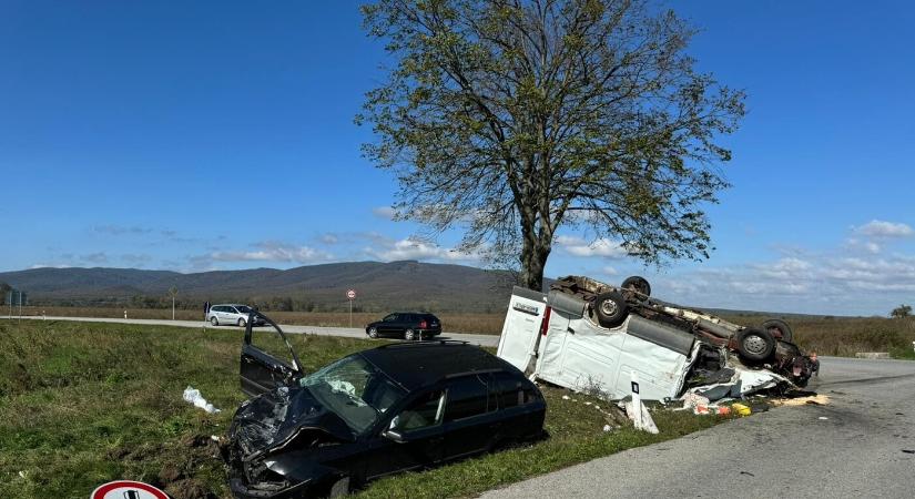 SÚLYOS baleset: Egy furgon és egy személyautó ütközött