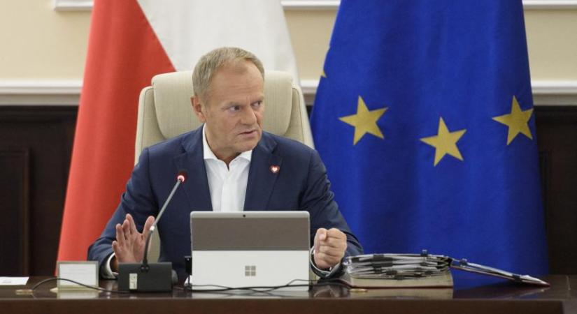 Kemény beszédet tartott Donald Tusk, követelni fogja Európában a menedékjog ideiglenes regionális felfüggesztését