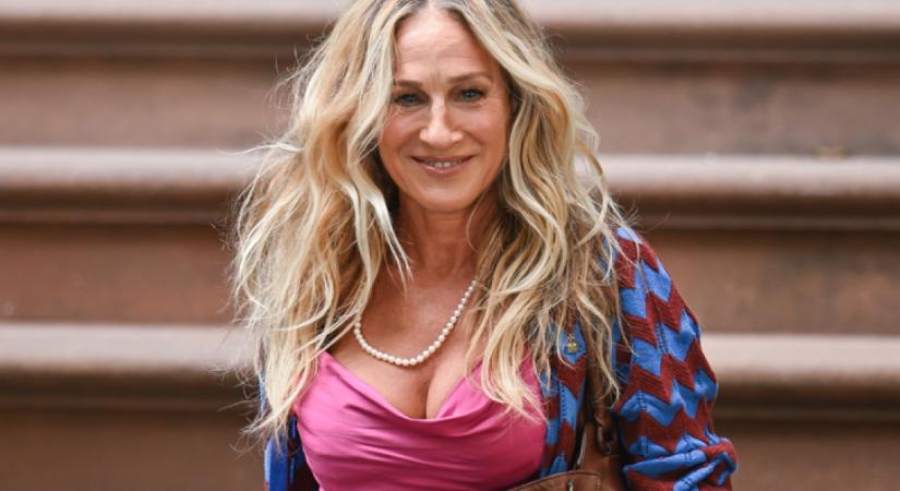 Kirobbanó formában van Sarah Jessica Parker: a színésznő 59 évesen jobban néz ki, mint valaha