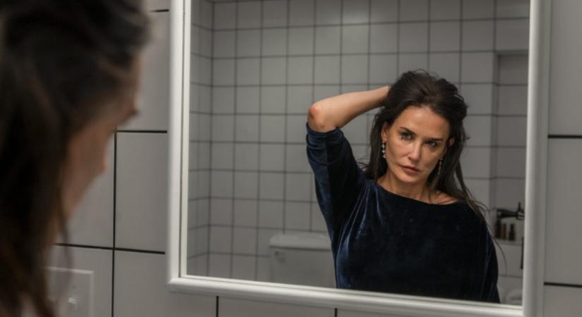 Ha már úgyis évtizedek óta állandó téma a teste, Demi Moore csinált egy gyomorforgató feminista testhorrort