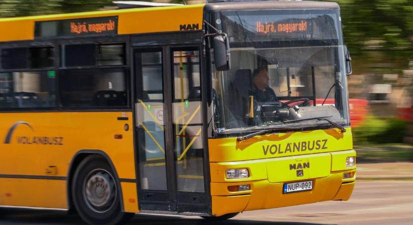 Akkora erővel rongyolt bele a 20 utast szállító Volánbuszba az autó, hogy felborult