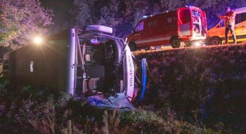 Rengetegen megsérültek egy buszbalesetben az éjszaka