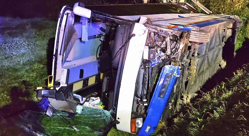 18-an megsérültek, miután egy busz és személyautó ütközött a 76-oson szombat este