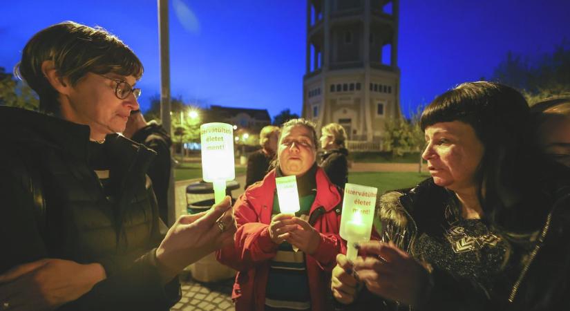 Ismeretlen szervdonorokra emlékeztek fáklyás sétával – galériával