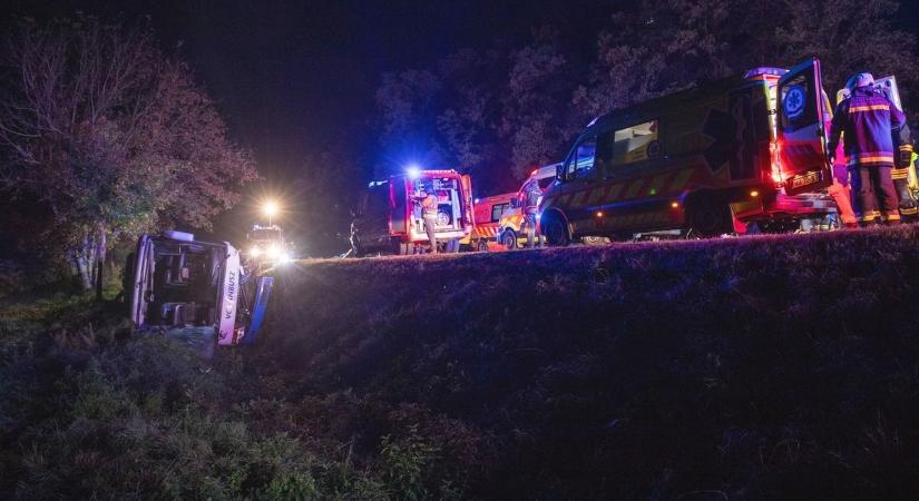 Buszbaleset a 76-oson: ámokfutó fiatal volt a vétkes, 18-an sérültek meg, öten súlyosan