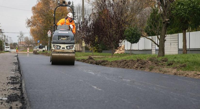 Belterületi közutakat korszerűsítenek Újtikoson