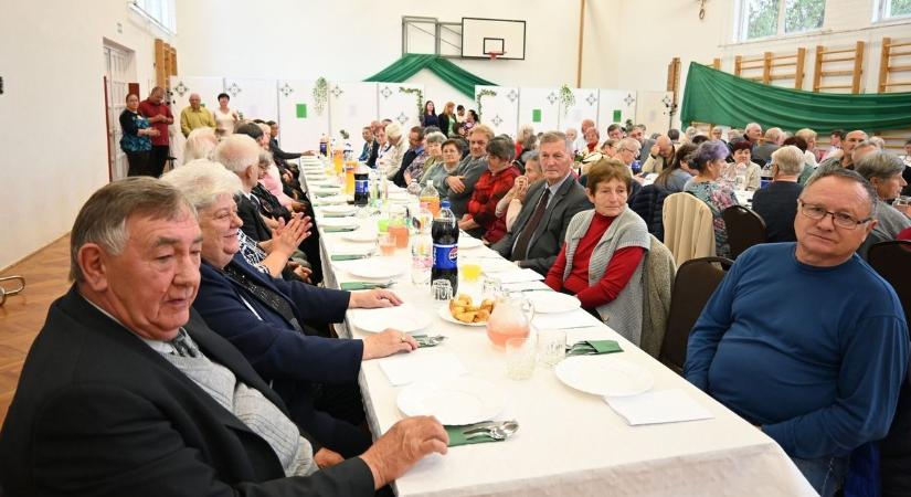 Ebéddel, tortával és ajándékcsomagokkal várták a hajdú-bihari falu időseit