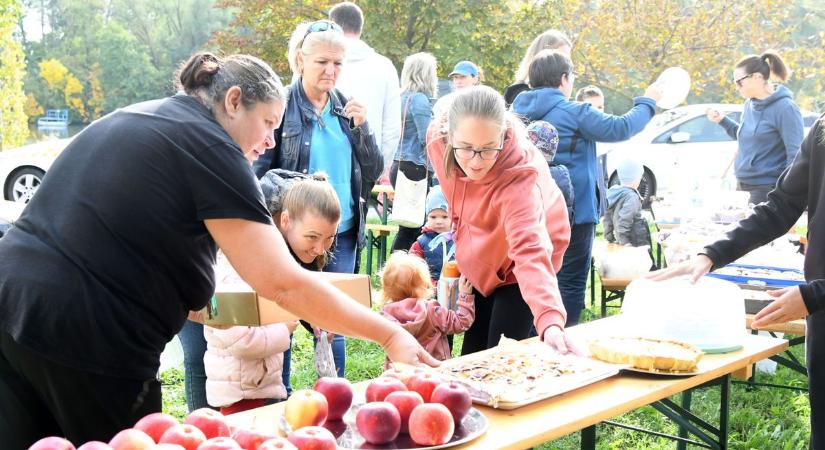 Remek hangulatban telt a közös kerekezés a Kertvárosban – videóval, galériával