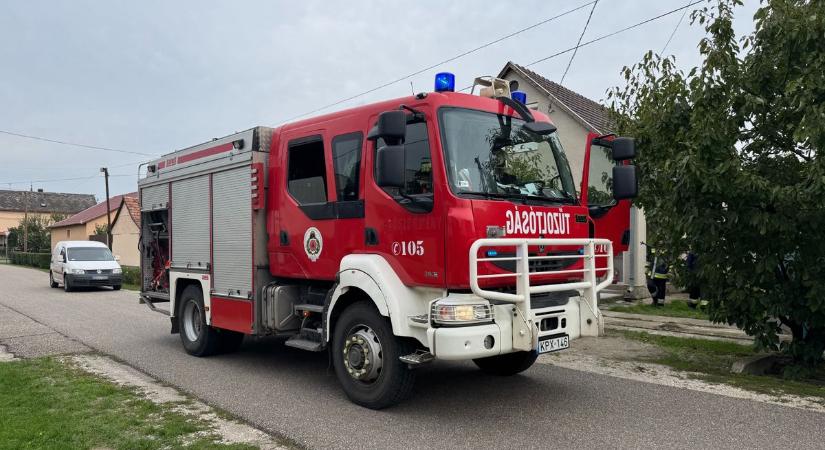 Családi ház villanyórája kapott lángra vasárnap délután Hajdúszoboszlón – fotókkal, videóval!