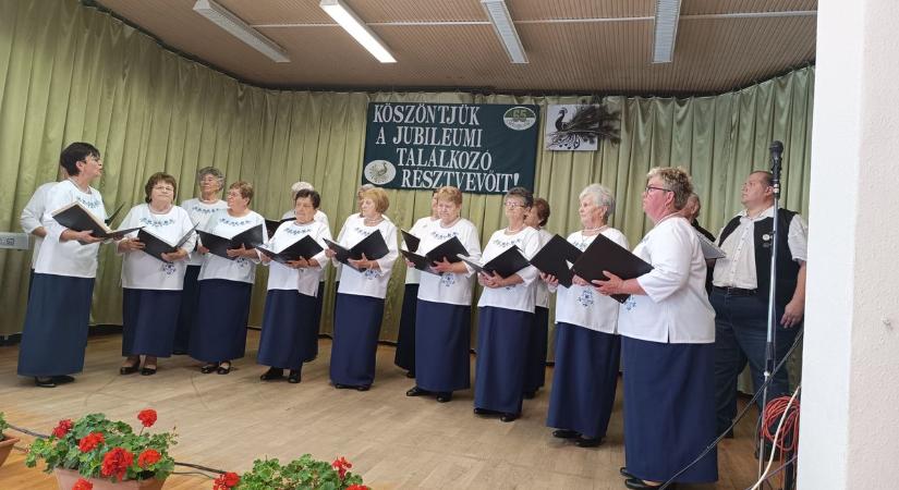 Hátborzongatóan szólt a Fölszállott a páva a jubiláló szentandrási pávakör találkozóján