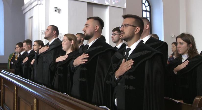 Örömünnep a Református Nagytemplomban: tizennégy fiatal lelkészt szenteltek fel – videóval