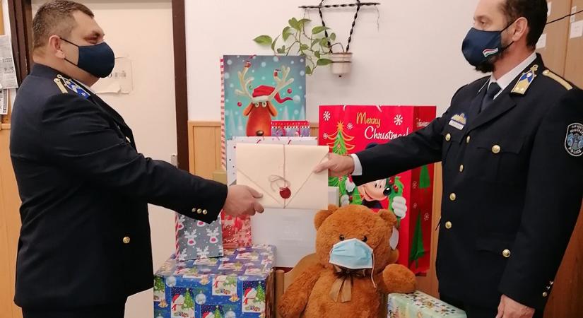 Ajándékot kapott a Belügyminisztériumtól egy tíz gyermekes szentgotthárdi rendőr