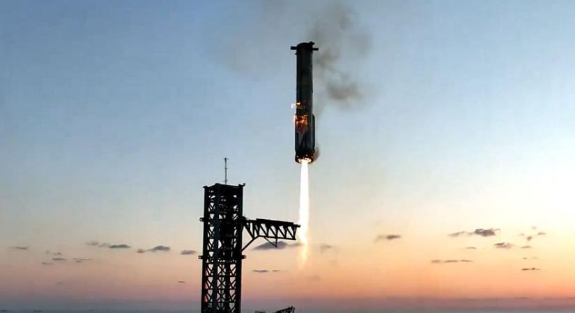 Fantasztikus videón, ahogy a SpaceX "Mechazilla"-ja elkapja a cég a Földre visszatérő Falcon rakétáját