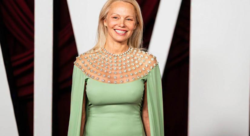 A hét szettje: az 57 éves Pamela Anderson példája, hogy kell elegánsan viselni egy sápasztó színt