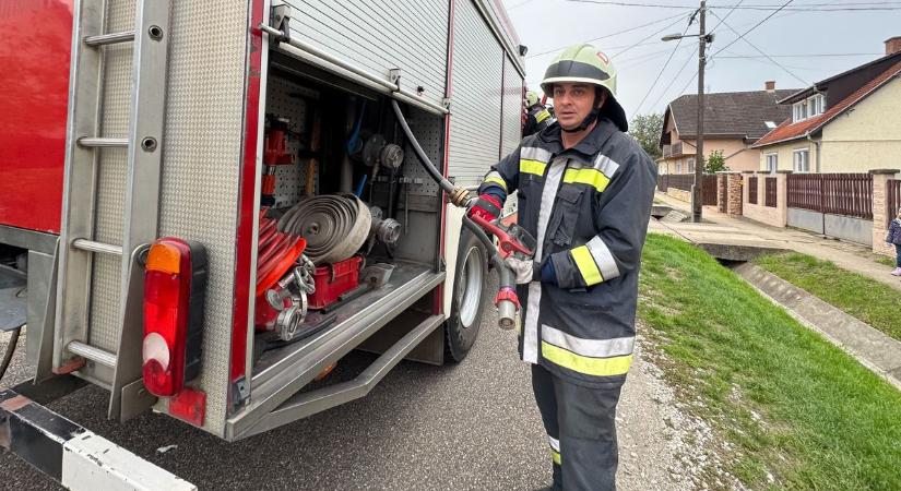 Égő villanyóra, megrepedt erkélyüveg, kidőlt vaskapu Hajdú-Biharban