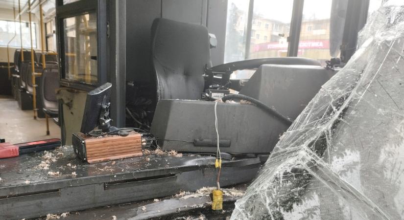 Horror buszbaleset Zalában: 18-an megsérültek, a kerekein állva vitte le a buszt a sofőr