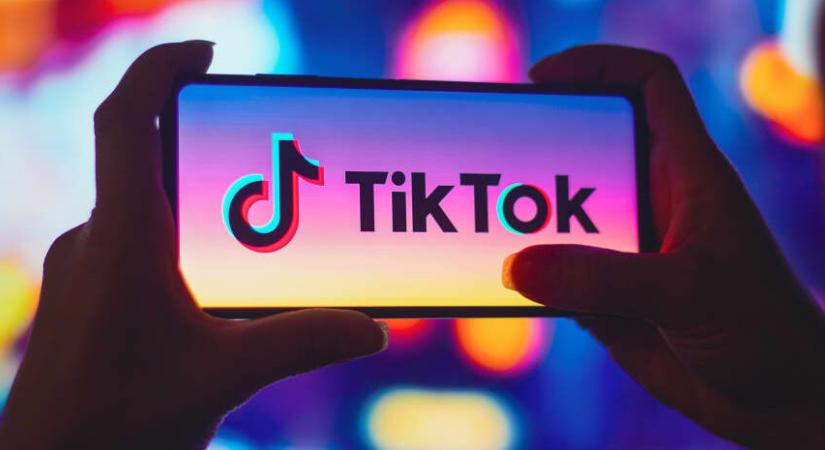 Emberek százait rúgja ki a TikTok, AI moderálja a tartalmakat