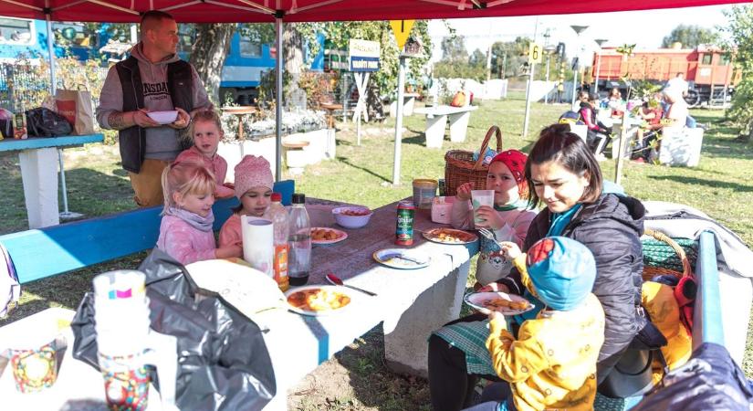 Rácalmási nyuszi csoport vidám napja a vasúttörténeti parkban