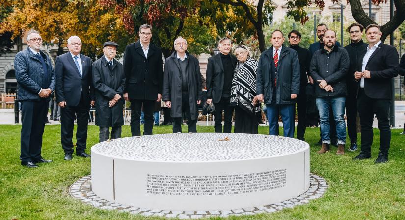 Emlékművet avattak a Klauzál téren, az 1944-es pesti gettó egykori központjában